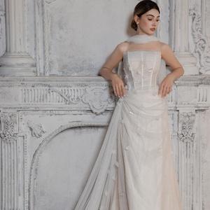 Nuovo Abito Moderno ed Elegante con Corpetto Stile <span class=keywords><strong>Corsetto</strong></span> <span class=keywords><strong>Senza</strong></span> <span class=keywords><strong>Spalline</strong></span>, Tulle Texturizzato Intricatamente Drappeggiato, Stampa 3D, Strascico a Cappella e Volant - Product Image 6