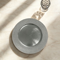 Assiette de présentation ronde en plastique rouge de 13 pouces avec bordure perlée et gaufrée, décorative, pour la mise en table de mariages, banquets et fêtes