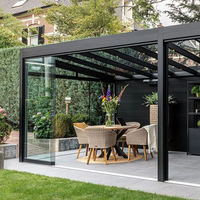 Pergola de balcon en aluminium de luxe avec éclairage LED ambiant, fonctionnement motorisé, finition durable résistante aux intempéries pour une utilisation toute l'année dans la cour.