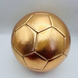 Ballon <span class=keywords><strong>de</strong></span> football en cuir PU <span class=keywords><strong>de</strong></span> haute qualité, doré, épaissi, imprimé sur mesure, taille 5, pour extérieur et intérieur, cousu, pour matchs, entraînement, <span class=keywords><strong>cadeau</strong></span> - Product Image 3