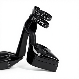 Sandalias de tacón de plataforma negras de charol para mujer con punta afilada, tacón de bloque súper alto y hebillas con ojales, ideales para fiestas y discotecas. - Product Image 2