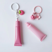 Tubes de gloss à lèvres roses mignons avec tubes en plastique souple, logo personnalisé avec pendentif en chaîne de perles, tubes de gloss à lèvres avec breloques