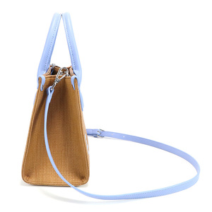Sac fourre-tout pour femme en cuir vegan de luxe, grande capacité, avec logo personnalisé, tendance et élégant - Product Image 4
