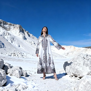 Robe Abaya élégante en polyester avec strass thermocollants de luxe pour femmes musulmanes, vente en gros personnalisée - Product Image 4