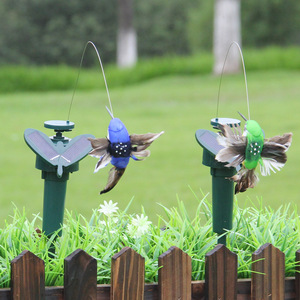 Colibrí Solar Vibrante con Movimiento de Vuelo para Decoración de Jardín - Product Image 4
