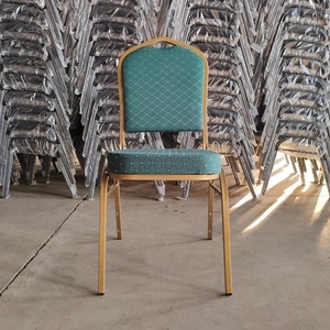 Chaise <span class=keywords><strong>de</strong></span> banquet empilable dorée pour événements, hôtels, salles <span class=keywords><strong>de</strong></span> réception et cuisines – Vente en gros - Product Image 1