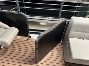 Bateau à ponton en aluminium de luxe pour sports nautiques de 8,2 m (27 pieds) à vendre - Product Image 6