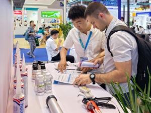 Scellant pour pare-brise en polyuréthane monocouche à faible teneur en COV et haute résistance pour le remplacement de vitres de voiture - Product Image 6