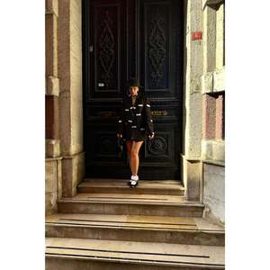 Blazer Negro para Mujer con Detalle de Etiqueta, Estilo de Abrigo Moderno - Product Image 2