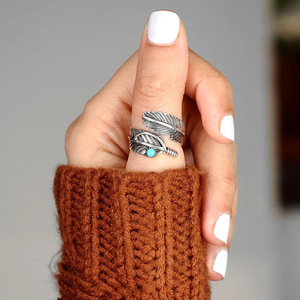 Anello Aperto Vintage con Texture a Piuma per Donne, Regolabile, Stile Boho, Accessorio Gioiello per Outfit Quotidiani - Product Image 3