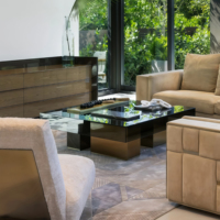 Table à café et à thé en verre artisanal de luxe italienne, durable, design moderne, cadre doré, plateau en métal noir, mobilier d'intérieur pour hôtel