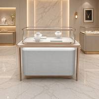 Table de présentation de bijoux incurvée de luxe, support en or rose, vitrine anti-poussière en verre pour collier de diamants, bague, mobilier de boutique