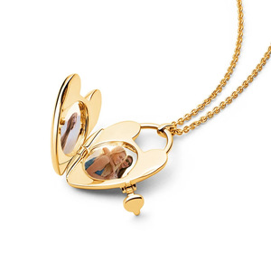 Collar con Colgante de Medallón en Forma de Corazón con Foto Conmemorativa y Biografía, Chapado en Oro de 18K, con Logotipo Grabado Personalizado - Product Image 3