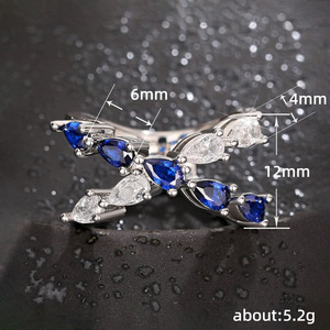 Anello da Donna Q299 in Oro Bianco con Diamanti e Zaffiro Blu Taglio a Pera, Gioiello di Fidanzamento con Diamanti Naturali - Product Image 5