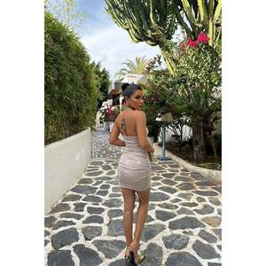 Robe de cocktail Bella beige avec détail ceinture - Product Image 1
