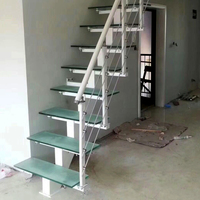 Escalier droit moderne avec éclairage LED intégré et design intérieur personnalisé