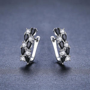 Elegantes Pendientes Huggie Chapados en Oro Blanco con Circonita Negra y Circonita Redonda con Engaste de Garra para Mujer, Joyería de Fiesta, Estilo Moderno - Product Image 3