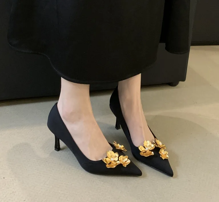 Yüksek kalite tasarım ayakkabı kadın saten altın çiçek sivri burun sandalet seksi Stilettos pompaları bayanlar ayakkabı topuk için parti