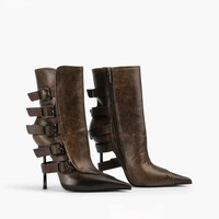 Bottines vintage marron à talon aiguille fin, bout pointu, avec découpes, multiples boucles métalliques et fermeture éclair latérale, style punk