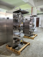 Machine d'emballage de liquides (lait) avec imprimante de codage couleur et date, haute vitesse, équipement de remplissage et de scellage de sachets en film PE