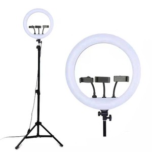 ホットセール <span class=keywords><strong>3</strong></span>つのスマホホルダー付き 14インチリングライト 2.1m耐久性プラスチック三脚 ライブ配信/メイクアップ/写真撮影照明 - Product Image 1