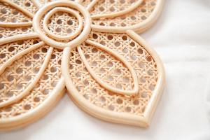 Décoration d'enfant en forme de fleur en rotin fait main - Product Image 3