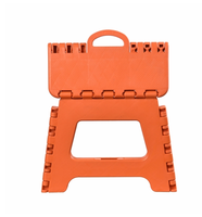 Tabouret pliable pour enfants en plastique durable et pratique pour la maison et l'extérieur, surface antidérapante, avec poignée de transport