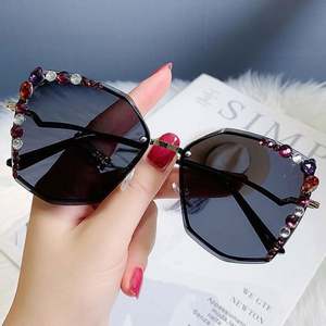 Gafas de Sol de Ojo de Gato con Cristales Irregulares y Montura de Aleación Vintage Únicas 2022 para Mujer - Product Image 3