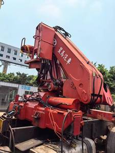 Camión rojo con grúa (capacidad de 20 toneladas) en venta a bajo precio. - Product Image 4