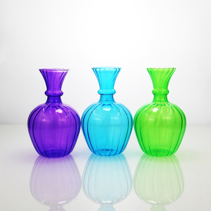 Set di Vasi in Vetro Colorato Scanalato, Vasi Decorativi con Bordo Ondulato e Forma Bombata per un Arredamento Vivace - Product Image 1