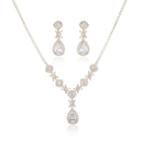 Parure de bijoux brillante, accessoire de coiffure, minimalisme coloré, zircone en forme de goutte d'eau colorée, présentation raffinée, parures de bijoux colorées