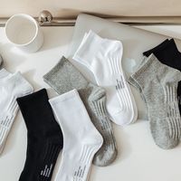 Vente en gros de chaussettes personnalisées Chaussettes de sport blanches pour hommes Chaussettes unisexes en coton avec logo personnalisé
