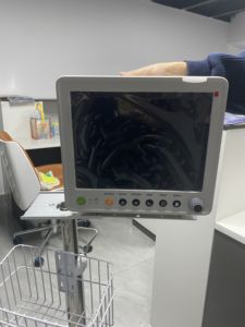 Regenboog Goede Kwaliteit Medische Kar Ziekenhuis Behandeling Kliniek Lift Vitale Functies Monitor Trolley RVS+ABS - Product Image 3