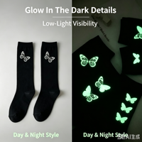 Chaussettes mi-mollet pour femme en jacquard papillon phosphorescent OEM, style streetwear, toutes occasions, chaussettes décontractées en tricot noir, logo personnalisé
