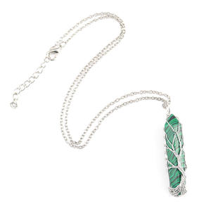 Collier pendentif en forme de feuille de cristal de <span class=keywords><strong>pierre</strong></span> naturelle brute enveloppé à la main de style pastoral pour femmes, chaîne en alliage en forme de croix, arbre porte-bonheur - Product Image 5