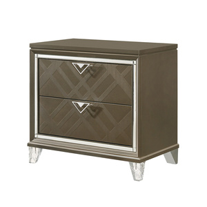 Comodino Skylar con finitura champagne scuro, due cassetti e gambe in cristallo - Product Image 1