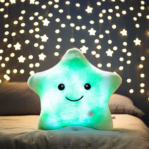 Nueva almohada luminosa con luz LED brillante, estrellas de cojín de peluche suave, cama colorida, juguetes para dormir, regalo ODM de algodón PP para niños - Product Image 2