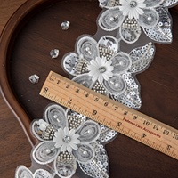 Dentelle florale en maille brodée de perles et de sequins argentés de 9 cm pour accessoires décoratifs faits main (pinces à cheveux/broches) et robes