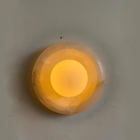 Applique murale ronde moderne en marbre naturel avec globe givré pour la décoration de la chambre et du salon