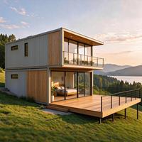 Maison conteneur de luxe extensible à 2 étages, villa modulaire préfabriquée de 40 pieds avec balcon, porte vitrée et terrasse en bois pour hôtel et complexe hôtelier