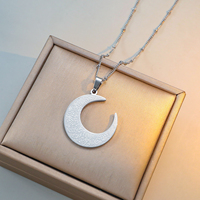Collier Ayatul Kursi avec pendentif en forme de lune pour femmes et hommes, calligraphie arabe islamique, bijoux musulmans en acier inoxydable, cadeau pour l'Aïd Ramadan