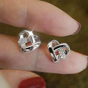 Orecchini a perno a forma di cuore per donna, accessori per l'orecchio semplici da indossare tutti i giorni - Product Image 2