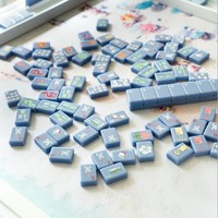 Tuiles de Mahjong de style américain, thème vacances, motifs planches de surf et flamants roses, en acrylique, fond violet, boîte en carton