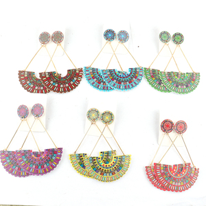 Nouveautés 2022 : Boucles d'oreilles pendantes africaines en bois - Product Image 5