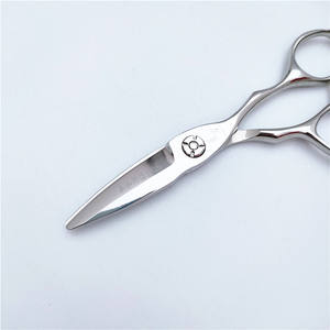 กรรไกรอเนกประสงค์ยี่ห้อ Custom Brand ขนาด 4.5 นิ้ว ใบมีดสแตนเลส สำหรับงานเสริมสวย รุ่นมาตรฐาน - Product Image 1