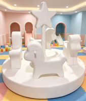 Weißes Softplay-Karussell mit Drehpferden, Spielplatz-Drehrutsche für Geburtstagsfeiern und Spielzentren