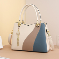 Sac à main à blocs de couleurs pour femmes avec breloque à pampilles en perle Sac à bandoulière élégant en cuir PU pour usage quotidien et travail