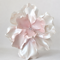 Grande sculpture florale géante rose et blanche en mousse EVA faite à la main, accessoire de toile de fond pour mariage, Saint-Valentin, événements en centre commercial et vitrines