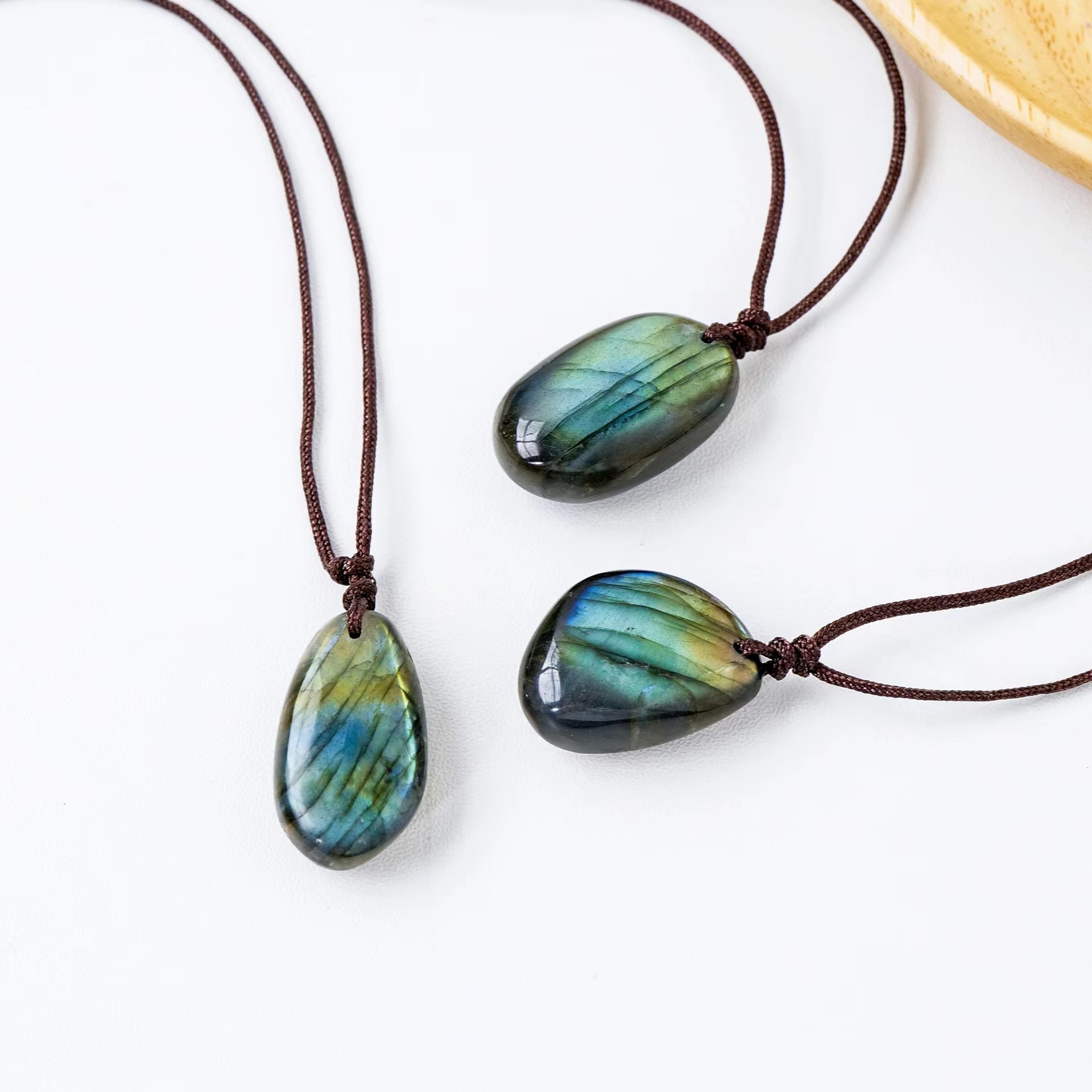 strong blue light Labradorite