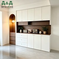 Buffet intégré de luxe discret avec portes cintrées, meuble de rangement mural en texture bois pour villa